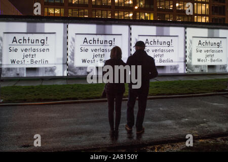 Berlin, Deutschland. 05 Nov, 2019. An der East Side Gallery, die historischen Ereignisse der Fall der Berliner Mauer sind in kurzen Geschichten über so genannte Projektion Mapping erzählt. In ganz Berlin, die Ereignisse der friedlichen Revolution und die Öffnung der Mauer wird an sieben ursprünglichen Standorte mit großen 3D-Projektionen aus historischen Bildern und Videos in Kombination mit Licht und Sound Effekte gezeigt werden. Quelle: Jörg Carstensen/dpa/Alamy leben Nachrichten Stockfoto