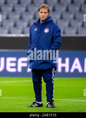 05 November 2019, Bayern, München: Fussball: Champions League Bayern München - Olympiakos Piräus, Gruppenphase, Gruppe B, vor dem 4. Spieltag, endgültige Ausbildung von Olympiakos Piräus. Trainer Pedro Martins die Ausbildung führt. Foto: Sven Hoppe/dpa Stockfoto