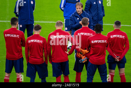 05 November 2019, Bayern, München: Fussball: Champions League Bayern München - Olympiakos Piräus, Gruppenphase, Gruppe B, vor dem 4. Spieltag, endgültige Ausbildung von Olympiakos Piräus. Trainer Pedro Martins (M) die Ausbildung führt und gibt Anweisungen an die Spieler. Foto: Sven Hoppe/dpa Stockfoto