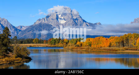 Der Grand Teton National Park Mount Moran mountain range in Wyoming mit der Snake River und Oxbow Bend mit Herbstlaub und Wolken bei Sonnenaufgang Stockfoto