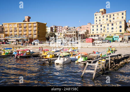 Bunte kleine Boote am Strand Ufer in Copacabana, Bolivien Stockfoto