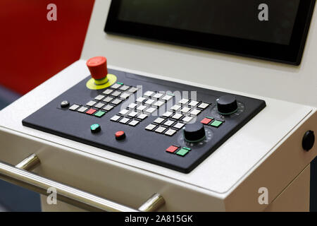 CNC-Steuerung in modernen Laserschneidanlage. Selektive konzentrieren. Stockfoto