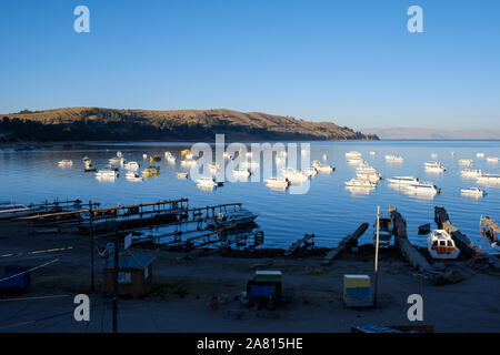 Touristische Hafen am Titicaca-See in Copacabana, Bolivien Stockfoto