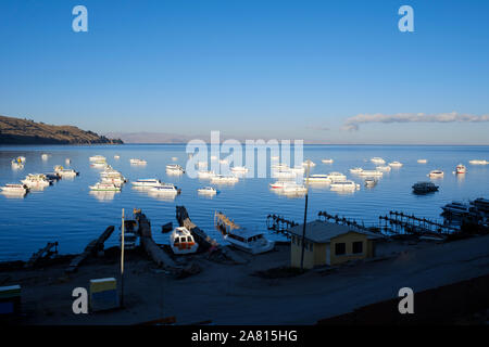 Touristische Hafen am Titicaca-See in Copacabana, Bolivien Stockfoto