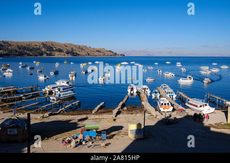 Touristische Hafen am Titicaca-See in Copacabana, Bolivien Stockfoto