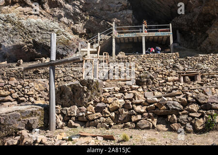 Die Menschen vor Ort auf die Höhle der Jungfrau von Lourdes in der Nähe von Copacabana, Bolivien Stockfoto