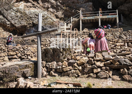 Die Menschen vor Ort auf die Höhle der Jungfrau von Lourdes in der Nähe von Copacabana, Bolivien Stockfoto