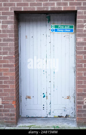 Notausgang, freihalten Schild auf der Rückseite der Eingangstür im Theater Stockfoto