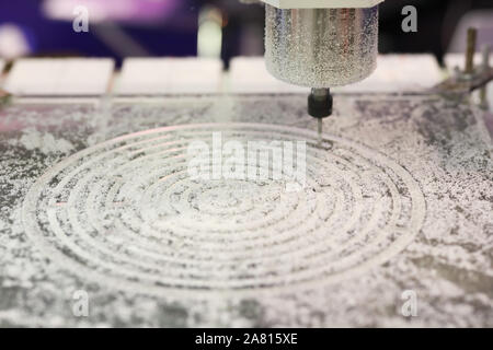 Acrylglasscheibe Fräsen mit CNC-Bearbeitungszentrum. Selektive konzentrieren. Stockfoto