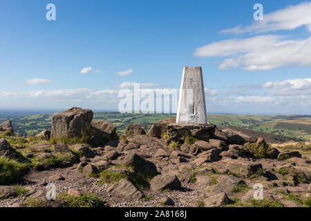 Trig Point an der Oberseite der Kakerlaken, Peak District National Park, England, Großbritannien Stockfoto