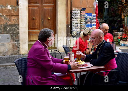 Ein päpstlicher Monsignore und einem Bischof sind eine Pause im Vatikan Nachbarschaft. Rom, Italien. Oktober 13, 2019. Stockfoto