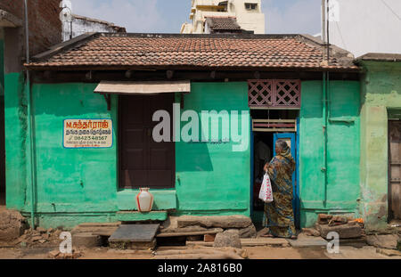 Frau in ihr kleines grünes Haus in Trichy, Indien Reisen - Indien 2016 - - - Trichy - Tamil Nadu - Indien - 9. März 2016. © Juergen Hasenkopf Stockfoto