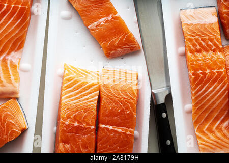 Frischer Lachs, in Stücke schneiden und bereit für das Kochen. Fisch schneiden, und einem großen Kochmesser. Stockfoto