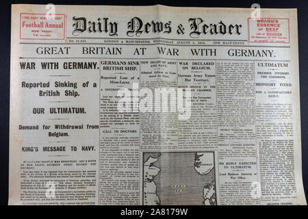 Replica Zeitung zu Beginn des Ersten Weltkriegs: Die Titelseite der Daily News & Reader Zeitung am 5. August 1914 Ankündigung "Großbritannien im Krieg". Stockfoto