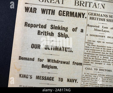 Replica Zeitung zu Beginn des Ersten Weltkriegs: Die Titelseite der Daily News & Reader Zeitung am 5. August 1914 verkündete "Krieg mit Deutschland". Stockfoto