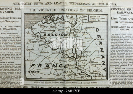 Replica Zeitung zu Beginn des Ersten Weltkriegs: Inside Seite der täglichen Nachrichten & Reader Zeitung am 5. Aug. 1914 mit einer Karte von der belgischen Grenze. Stockfoto
