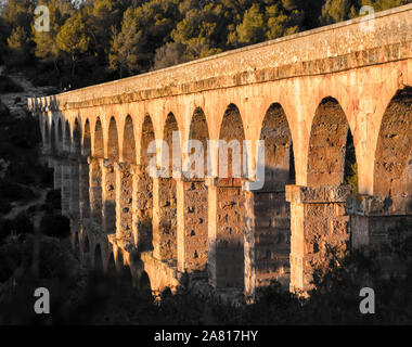 Tarragona Spanien. Römische Ponte. römische Aquädukt mit Bögen. Blauer Himmel mit Sonnenuntergang. Stockfoto