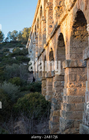 Tarragona Spanien. Römische Ponte. römische Aquädukt mit Bögen. Blauer Himmel mit Sonnenuntergang. Stockfoto