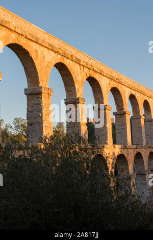 Tarragona Spanien. Römische Ponte. römische Aquädukt mit Bögen. Blauer Himmel mit Sonnenuntergang. Stockfoto