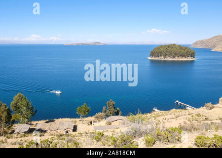 Blick von der Insel der Sonne Tempel der Sonne Ruinen, Chillaca Insel und Insel der Mond im Hintergrund, Titicacasee, Bolivien Stockfoto