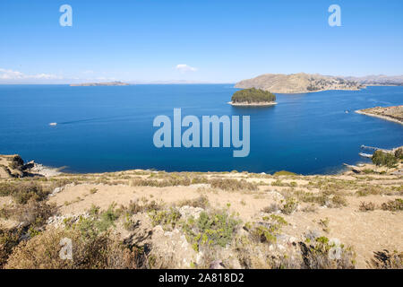 Blick von der Insel der Sonne Tempel der Sonne Ruinen, Chillaca Insel und Insel der Mond im Hintergrund, Titicacasee, Bolivien Stockfoto