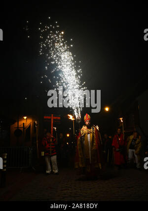 Lewes Großbritannien 5. November 2019 - Tausende nehmen Sie teil und die jährliche Lewes Lagerfeuer feiern die Erinnerung an das Scheitern der Guy Fawkes gunpowder Plot von 1605 ansehen. Lewes Bonfire Night Feiern sind die größten "5. November" Ereignis in der Welt mit den sechs Stadt Lagerfeuer Gesellschaften und über 30 Prozessionen statt, während des Abends: Credit Simon Dack/Alamy leben Nachrichten Stockfoto