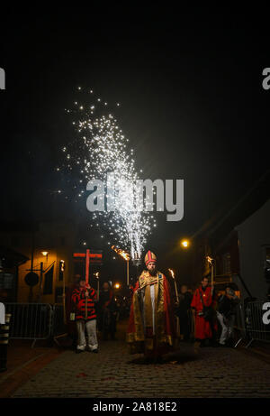 Lewes Großbritannien 5. November 2019 - Tausende nehmen Sie teil und die jährliche Lewes Lagerfeuer feiern die Erinnerung an das Scheitern der Guy Fawkes gunpowder Plot von 1605 ansehen. Lewes Bonfire Night Feiern sind die größten "5. November" Ereignis in der Welt mit den sechs Stadt Lagerfeuer Gesellschaften und über 30 Prozessionen statt, während des Abends: Credit Simon Dack/Alamy leben Nachrichten Stockfoto