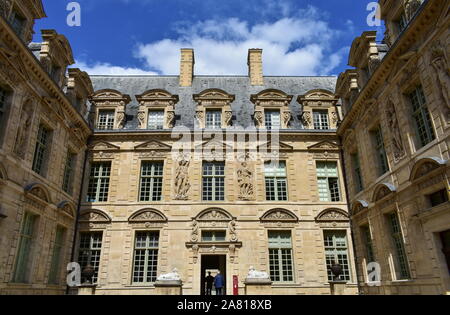 Hotel de Sully Palace in Le Marais Viertel in der Nähe des Place des Vosges entfernt. Paris, Frankreich. August 14, 2019. Stockfoto