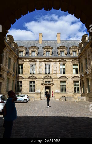 Hotel de Sully Palace in Le Marais Viertel in der Nähe des Place des Vosges entfernt. Paris, Frankreich. August 14, 2019. Stockfoto