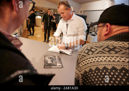 Aarhus, Dänemark, 5. November 2019: Auf den Anlass seiner jüngsten Book Release, weltberühmten dänischen Krieg Fotografen Jan Grarup gibt ein Buch sprechen und und Unterzeichnung im pro Kamera Händler, Goecker. Sein neues Buch - die siebte so weit - mit dem Titel "wo die Eisernen Kreuze wachsen" und ist seine Memoiren von 33 Jahren Krieg und Katastrophe Fotoreportage in Ländern wie Ruanda, Rumänien, Irak, Haiti, Somalia, Sudan und der ehemals Jugoslawien. Jan Grarup selbst ist bestimmt mit PTSD wegen all der Horror und Katastrophen, die er gezeugt hat und fotografiert. Credit: Brian Bjeldbak/Alamy leben Nachrichten Stockfoto