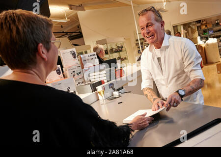 Aarhus, Dänemark, 5. November 2019: Auf den Anlass seiner jüngsten Book Release, weltberühmten dänischen Krieg Fotografen Jan Grarup gibt ein Buch sprechen und und Unterzeichnung im pro Kamera Händler, Goecker. Sein neues Buch - die siebte so weit - mit dem Titel "wo die Eisernen Kreuze wachsen" und ist seine Memoiren von 33 Jahren Krieg und Katastrophe Fotoreportage in Ländern wie Ruanda, Rumänien, Irak, Haiti, Somalia, Sudan und der ehemals Jugoslawien. Jan Grarup selbst ist bestimmt mit PTSD wegen all der Horror und Katastrophen, die er gezeugt hat und fotografiert. Credit: Brian Bjeldbak/Alamy leben Nachrichten Stockfoto