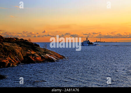 Die herbstlichen Marine bei Sonnenuntergang mit Küstenwache Boot Richtung Horizont reisen. Kustaanmiekka, Suomenlinna, Finnland. Oktober 2019. Stockfoto