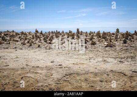 Mann-Haufen von Steinen auf der Challa Gemeinschaft im Norden der Insel der Sonne, Titicacasee, Bolivien Stockfoto