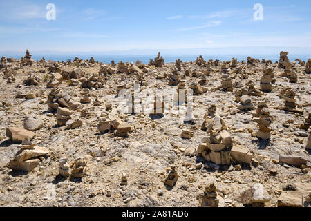 Mann-Haufen von Steinen auf der Challa Gemeinschaft im Norden der Insel der Sonne, Titicacasee, Bolivien Stockfoto