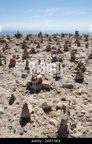 Mann-Haufen von Steinen auf der Challa Gemeinschaft im Norden der Insel der Sonne, Titicacasee, Bolivien Stockfoto