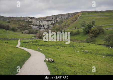 Anschluss neben Malham Beck führt zu Malham Cove mit Kalkstein Pflaster oben, Yorkshire Dales Stockfoto