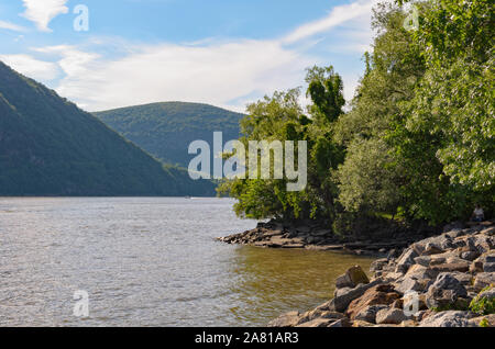 Blick auf den Hudson River von Cold Spring, Putnam County, New York, USA Suche über den Fluss in die Highlands, NY an einem schönen Sommertag Stockfoto