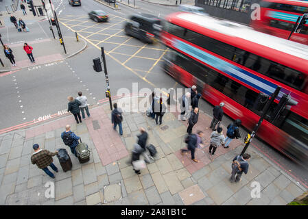 London, Großbritannien - 5 November, 2019: die Menschen bewegen sich in alle Richtungen außerhalb von St. Pancras Station an einem bewölkten Tag. Stockfoto