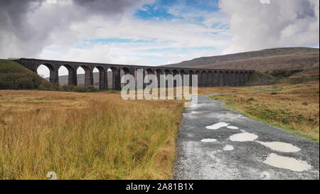 Ribblehead Viadukt oder Batty Moss Viadukt Durchführung der Carlisle railway beizulegen, Yorkshire Dales Stockfoto