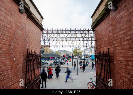 London, Großbritannien - 5 November, 2019: die Menschen bewegen sich in alle Richtungen außerhalb von St. Pancras Station an einem bewölkten Tag. Stockfoto