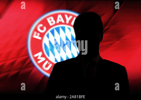 Fotomontage. FC Bayern München will neue Head Coach am Ende November die Trainer Frage beim FC Bayern München zu präsentieren beschäftigt sich mit Fußball-Deutschland seit dem Auseinanderbrechen mit Niko Kovac. Funktion, Grenze Motiv: FC Bayern club Emblem, club Wappen auf der Videowand in der Allianz Arena. Test Match Bayern München SG Sonnenhof Grossaspach, Fußball 1.Bundesliga, 1.Liga, am 09.01.2018. Ã Â | Verwendung weltweit Stockfoto