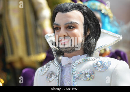 Portrait einer kreativen Puppe im Bild des russischen Sängers Kirkorov, auf der Messe. Tatarstan, alekseevskoje Dorf 28. Mai 2017 Stockfoto