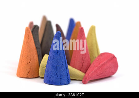 Bunte Kerzen, Weihrauch Räucherkegel vor weißem Hintergrund Stockfoto