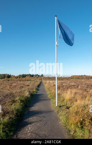 Blaue Fahnen und markieren Sie die Position des Jacobite Zeile vor der Schlacht von Culloden 1746. Culloden Moor, Inverness. Stockfoto