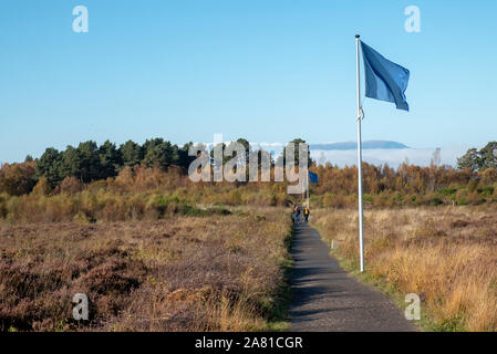 Blaue Fahnen und markieren Sie die Position des Jacobite Zeile vor der Schlacht von Culloden 1746. Culloden Moor, Inverness. Stockfoto