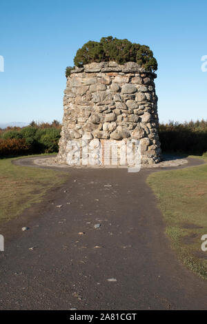 Das Schlachtfeld von Culloden memorial Cairn, die highlanders, die in der Schlacht von Culloden am 16. April 1746 kämpfte sich erinnern. Culloden Moor, Inverness Stockfoto