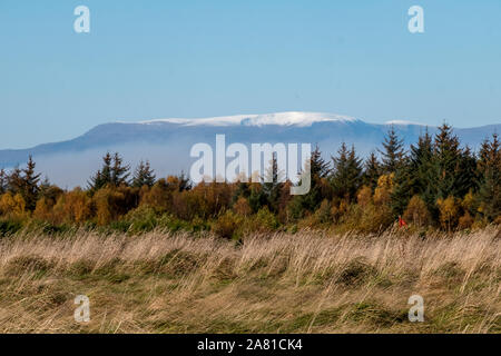 Culloden Moor mit Schnee bedeckt Ben Wyvis (1046 m) im Abstand, Inverness-shire, Schottland Stockfoto