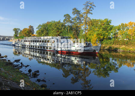 Prag - Oktober 13. River Cruise CECILIE verlassen Lock auf der Moldau in der Nähe Stvanice Island, das am 13. Oktober 2019 in Prag, Tschechische Republik. Mit Blu Stockfoto