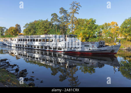 Prag - Oktober 13. River Cruise CECILIE verlassen Lock auf der Moldau in der Nähe Stvanice Island, das am 13. Oktober 2019 in Prag, Tschechische Republik. Mit Blu Stockfoto