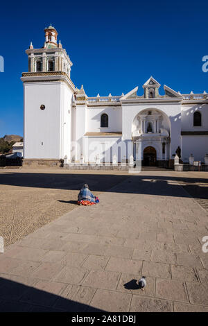 Alte lokale Frau auf den Hof der Basilika Unserer Lieben Frau von Copacabana, Bolivien sitzen Stockfoto